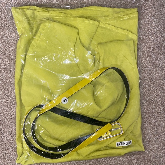 Chiffon Yellow Sleeveless Blouse Multiple Sizes - Picture 3 of 4